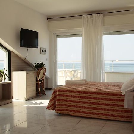 Hotel Bellevue Cattolica Bagian luar foto
