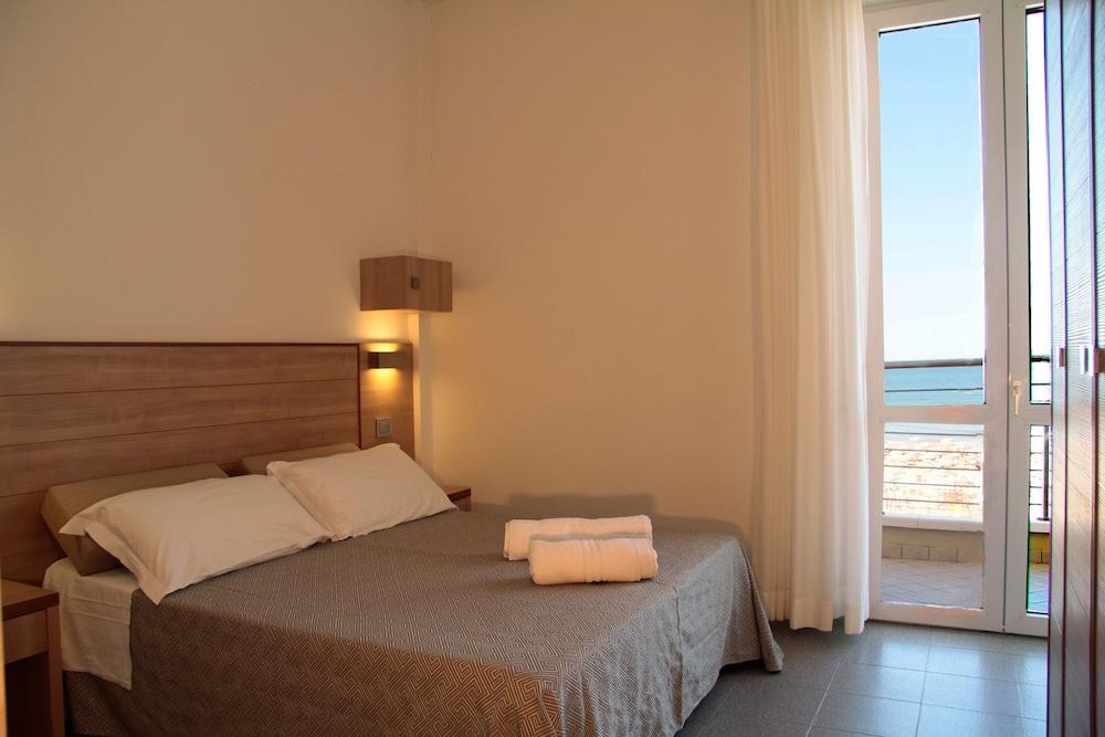 Hotel Bellevue Cattolica Bagian luar foto