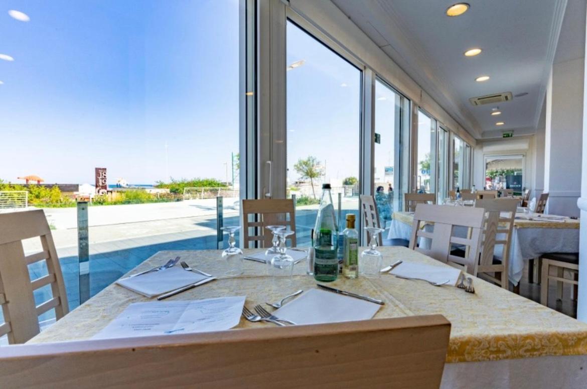 Hotel Bellevue Cattolica Bagian luar foto