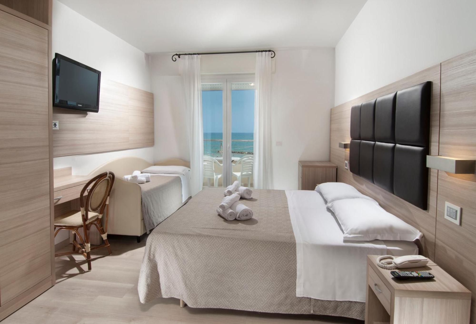 Hotel Bellevue Cattolica Bagian luar foto