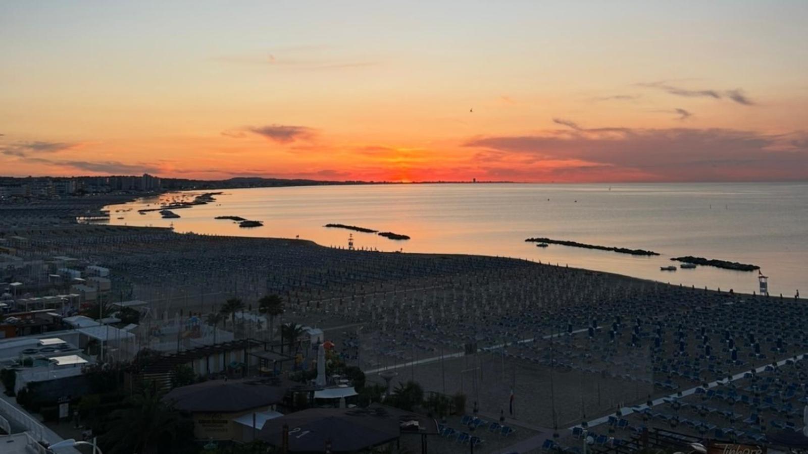 Hotel Bellevue Cattolica Bagian luar foto