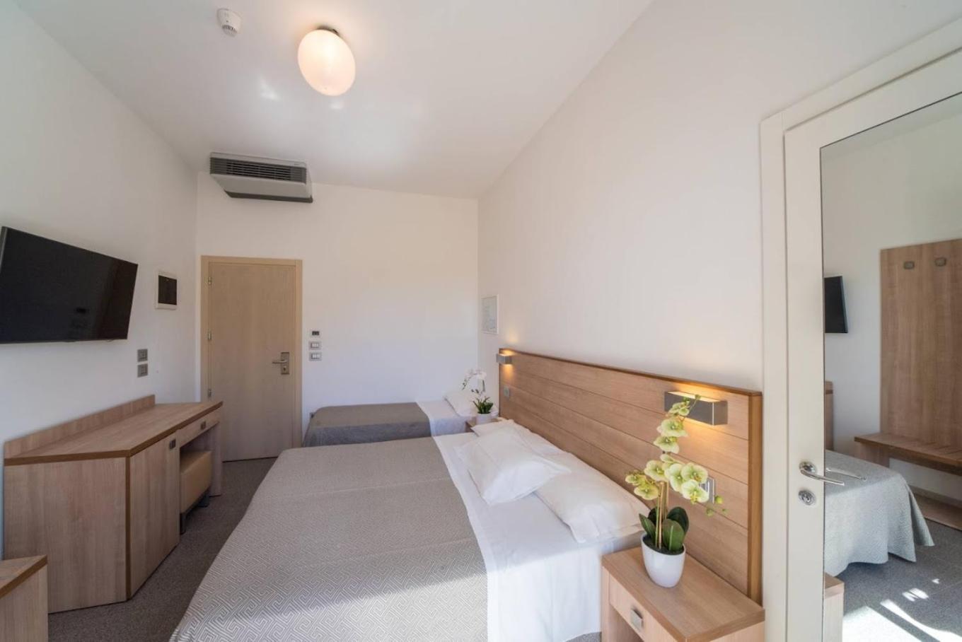 Hotel Bellevue Cattolica Bagian luar foto