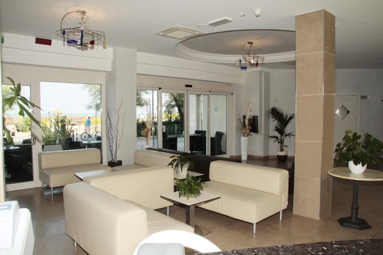 Hotel Bellevue Cattolica Bagian luar foto