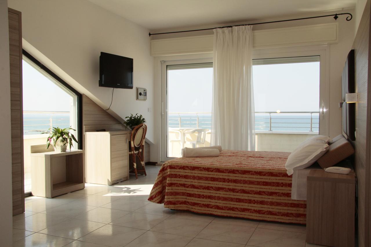 Hotel Bellevue Cattolica Bagian luar foto