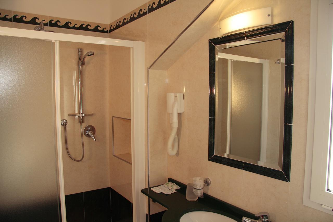 Hotel Bellevue Cattolica Bagian luar foto
